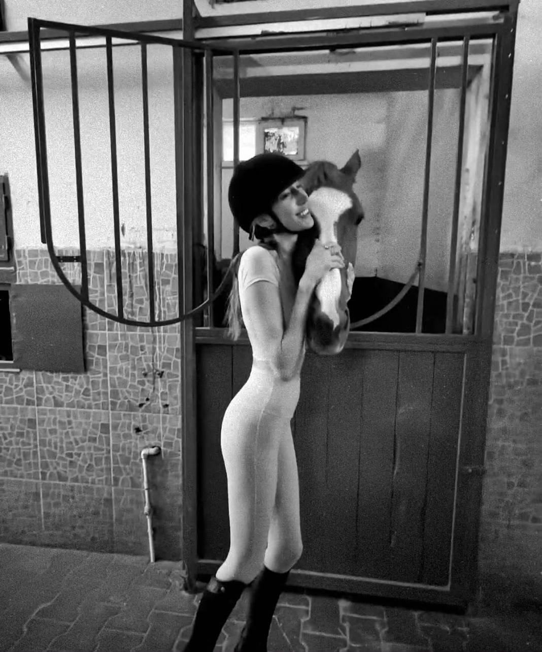 Türkiye Güzellik Kraliçesi, kendisine at hediye aldı! Şimdi de atçılığa merak sardı 13